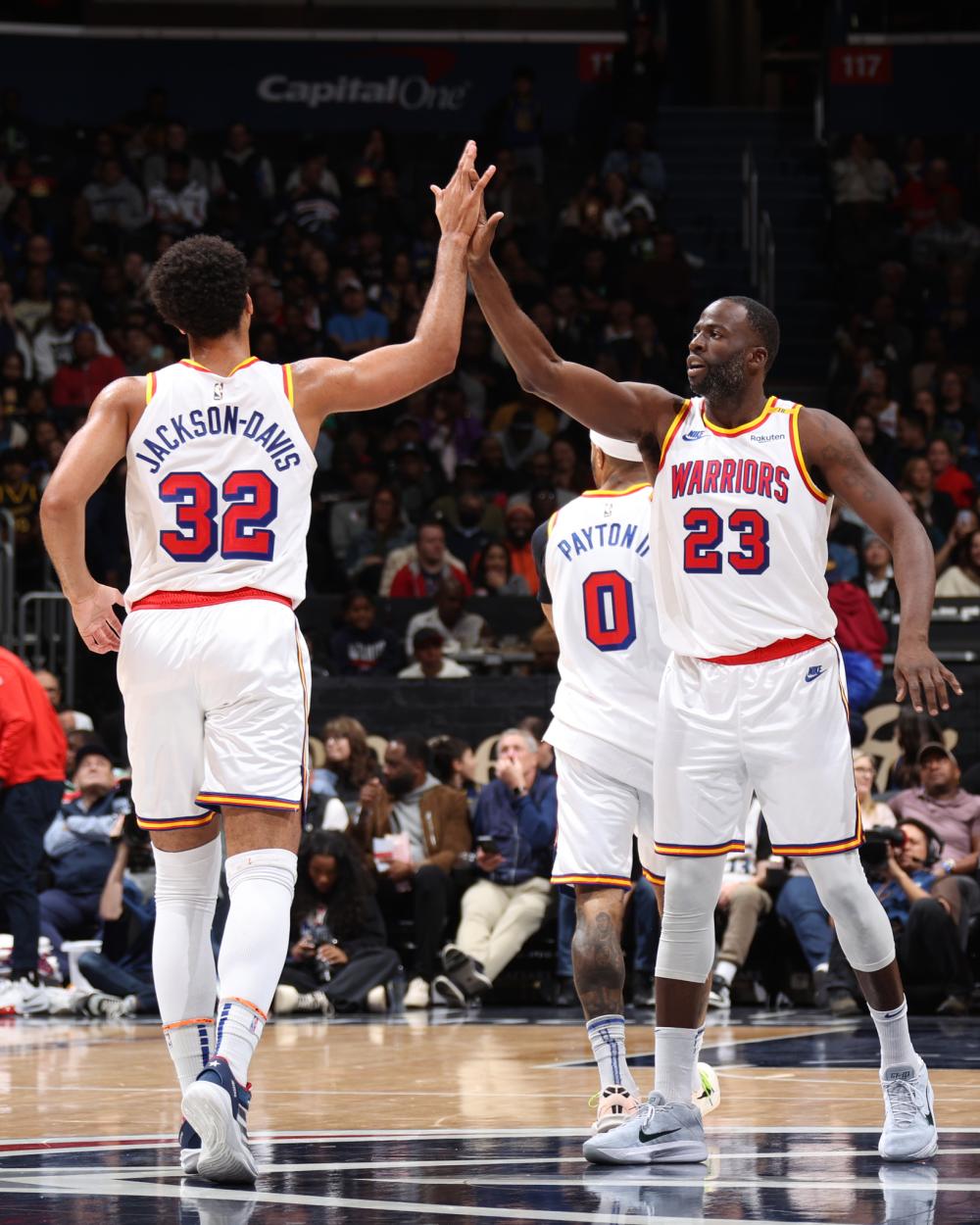 张玉宁为球 张玉宁为球